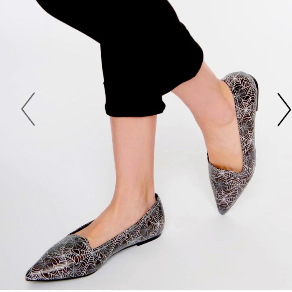 Dagger Toe Web Pattern Flats - Black/White